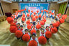 2019年9月9日，重庆，教师节将至，沙坪坝小学3年级10班学生为班主任老师表演手语舞《老师》，以此表达对老师的敬爱之情。孙凯芳/视觉中国