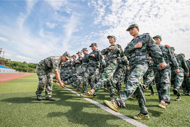 重庆：新学期开启 新生参加军训迎接大学生活