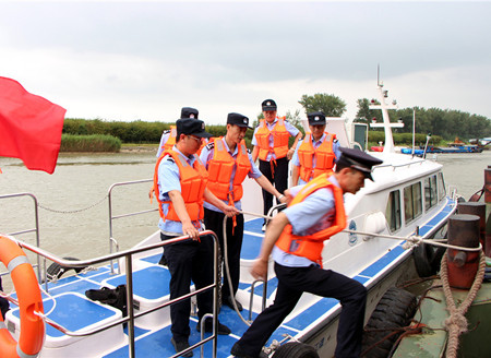 江苏扬州：民警为运河航道运输安全“体检”