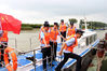 2019年9月10日，江苏省扬州市宝应县水上派出所民警对京杭大运河航道运输船只进行安全检查。
