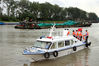 2019年9月10日，江苏省扬州市宝应县水上派出所民警对京杭大运河航道运输船只进行安全检查。