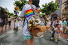 2017年6月16日，中国上海，上海迪士尼乐园6月16日迎来开园一周年。记者从上海迪士尼度假区获悉，截至目前，开业至今，主题乐园已迎来了超过1000万名游客。<br><br>一美女背着“达菲熊”背包，吸引眼球。