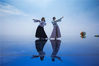 2019年9月9日上午，郑州，女游客们着汉服在河南新密“天空之镜”拍摄美照，尽显梦幻浪漫。