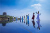 2019年9月9日上午，郑州，女游客们着汉服在河南新密“天空之镜”拍摄美照，尽显梦幻浪漫。