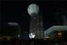 2016年9月15日，在成都市闹市春熙路一商城楼顶，商家为吸引眼球，将一支巨型的充气式“月亮”挂在半空中，以假乱真，让市民观看中秋夜的“明月”。