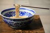 2019年9月12日，湖北省襄阳市，唐城美食街，一只脸盆大小的面条碗里筷子悬空，吸引了游客的目光。