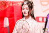 2019年9月12日，杭州，汉服展示区，模特妆容精致，拿一把团扇，气质醉人。