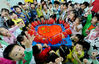 2015年09月25日，江西省德兴市银城幼儿园小朋友们看到自己在老师和阿姨的帮助下，制作的“心形国旗”月饼。卓忠伟  余俊/视觉中国