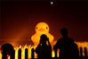2013年9月19日，北京，中秋节之夜，正在园博园内展出的大黄鸭被灯光照亮。法制晚报/视觉中国