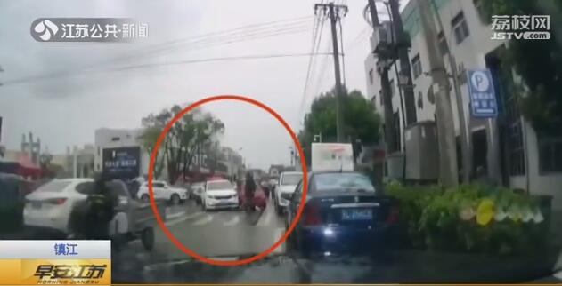 小伙开车两次被撞 怒踢电动车摔成骨折