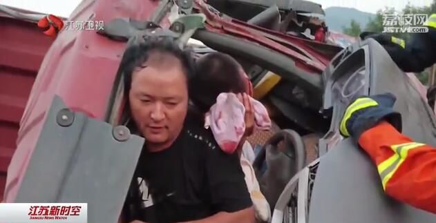 90分钟扛住你 用身体做支撑 热心人硬扛受伤司机