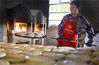 2018年9月14日，安徽六安，吴家糖坊的工人将烘烤的月饼出炉。陈力/视觉中国
