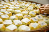 2019年8月28日，安徽黄山某食品厂内,烤制出炉的徽式土月饼。吴孙民/视觉中国