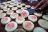 2019年9月5日，在安徽省黄山市休宁县万安老街一家糕点作坊，制饼艺人程贵生在盖印。施亚磊/视觉中国