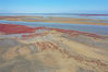2019年9月14日，新疆博州，航拍艾比湖的红海滩。红海滩地处精河入艾比湖的入水口，水口处长有许多碱蓬草，一到秋季，碱蓬草红艳似火，景色十分秀美，被当地人称为“红海滩”。胡维斌/视觉中国