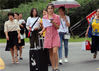 2019年9月15日，南京艺术学院，大一新生报到，校园内推着行李报到的美女、帅哥扎堆，打扮时髦、颜值高，美女帅哥们成为校园一道特别的美丽风景。