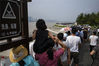 2019年9月15日，杭州，农历八月十七，钱塘江迎来大潮汛，七甲闸附近，市民游客等待今年钱塘大潮的来临。