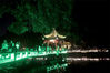 2019年9月13日，上海古猗园夜公园开放，九曲桥围栏栏杆下安装了可变色的灯具，五彩缤纷的灯光倒影在水面上。