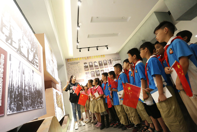 江苏东海：纪念 “九一八” 革命历史纪念馆内学生参加爱国教育