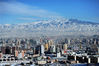 2013年11月23日，新疆乌市空气质量优良。蓝天白云之下，城市和远处的博格达峰清晰可见。马元/视觉中国