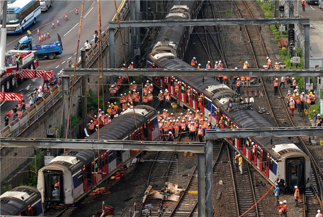 香港：港铁红磡站附近发生列车出轨事故 车厢分离车门跌落