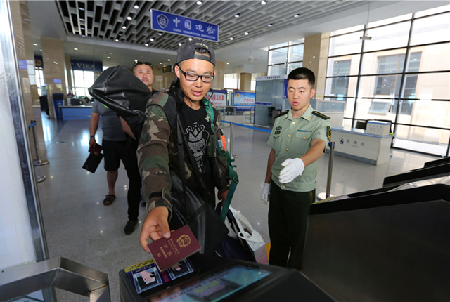 “小”护照折射“大”变化 国人出国越来越方便
