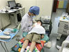2018年5月18日，北京，一名儿童正在医院口腔科接受治疗。
