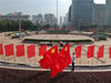 2019年9月18日，武汉洪山广场上，一面面鲜艳的红旗迎风飘扬，庆祝新中国成立70周年，让市民游客感受到喜庆祥和的国庆节日氛围。