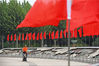 2019年9月18日，武汉洪山广场上，一面面鲜艳的红旗迎风飘扬，庆祝新中国成立70周年，让市民游客感受到喜庆祥和的国庆节日氛围。承影/视觉中国 编辑/陈进