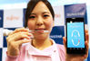 当地时间2017年12月25日，日本东京，一名牙科保健员正在展示Sunstar公司推出的新款智能牙刷GUM PLAY。GUM PLAY最大的亮点在于可以追踪用户的刷牙动作。