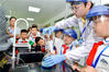 2019年9月19日，浙江湖州，长兴县实验小学的学生正在该县疾控中心实验室进行科普小实验。