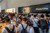 2019年9月20日，上海，苹果iPhone11手机当天正式开卖。早10时不到，众多预约用户已在南京东路Apple官方零售店内排队等待取机。10时，大量果粉涌入店内体验新款苹果手机，现场人气爆棚。