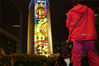 2019年9月13日，北京，金融街购物中心广场流光溢彩，一场绚丽的灯光秀吸引了众多市民驻足观赏。这次灯光秀以喜迎中秋佳节和祝福祖国生日为主题，一幅幅百米巨幅的激光投影，给观众带来了科技感十足、磅礴恢弘的视觉盛宴。视觉中国 编辑/康娜
