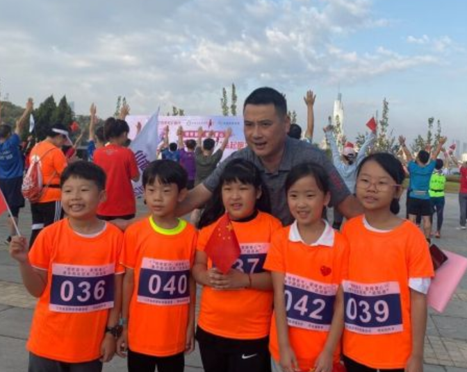 和奥运冠军“益起跑”  为留守儿童送“爱心体育包”