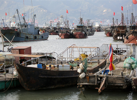 江苏连云港：台风“塔巴”来袭 渔船进港避风