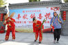 2019年9月22日，江苏扬州，宝应县夏集镇赵雍村大舞台，村民前来参加以“庆祝丰收节 农民展风采”为主题的文化表演。
