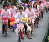 2009年6月7日，一场环保婚礼在杭州上演，新郎和新娘为了倡导环保理念，租了30辆左右的公共自行车和亲朋好友一起骑到了酒店，既环保还拉风。李中/视觉中国