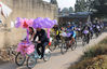 2015年10月18日，一场自行车婚礼在安徽省滁州市街头上演，60余名滁州市自行车协会车友组成的自行车婚礼车队吸引了路人的眼球。宋卫星/视觉中国