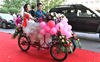 2017年4月28日，郑州街头，新郎王红杰是郑州外国语中学的青年教师。上午，他骑着自行车去接他的新娘，给他的新娘靳玉婷一个特别的、难忘的婚礼。双人自行车系上粉色气球和鲜花，车队也是由郑州外国语中学的青年教师组成，每人骑一辆街头的共享单车，别样的迎亲队伍赚足了眼球。沙浪/视觉中国