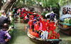 2017年5月20日，载着新人的喜船在苏州水乡周庄古镇的河道中巡游。朱桂根/视觉中国
