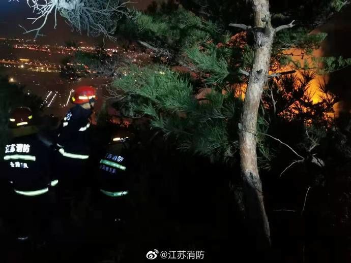 连云港花果山突发山火 消防救援力量正在扑救