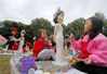 2019年9月22日，杭州，小学生们对着素坯旗袍娃娃手绘旗袍，一笔一画，一钩一捺，有的艳丽有的素雅，描绘出小朋友们心中最美的旗袍。