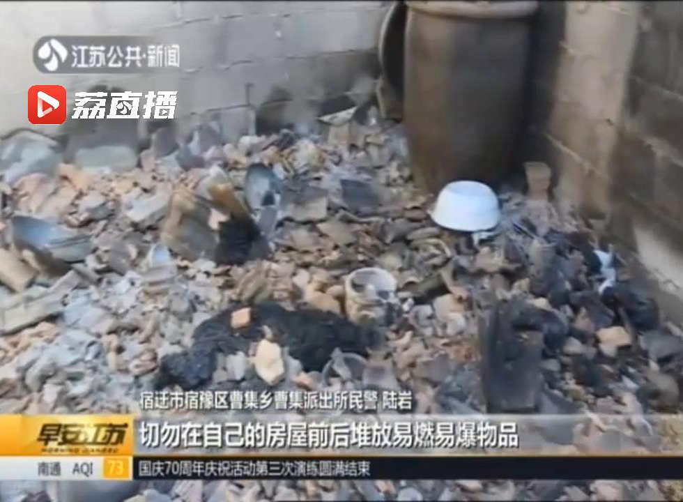 砸墙救人！民房失火老人被困 众人助儿救母