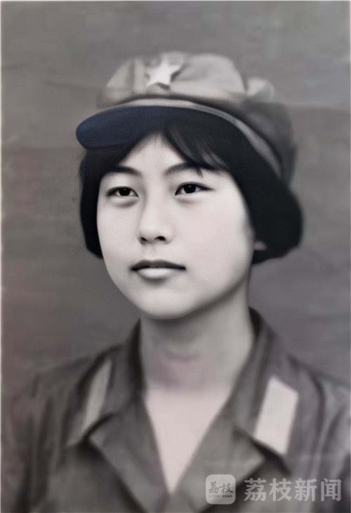 训练项目,作息时间都和男生完全一样,但她拿"一名战斗员"的标