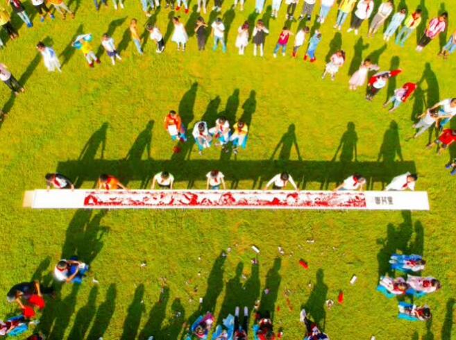 南通如皋：小学师生创作7米剪纸长卷庆丰收迎国庆，向祖国献礼！