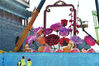 2019年9月25日，北京，在天安门广场南侧，为国庆准备的巨型花篮已开始插花布置。北京青年报 袁艺/北京青年报/视觉中国