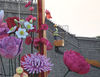 2019年9月25日，北京天安门广场南侧，为国庆准备的巨型花篮已开始插花布置。金闻/龚文豹/视觉中国