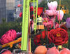2019年9月25日，北京天安门广场南侧，为国庆准备的巨型花篮已开始插花布置。金闻/龚文豹/视觉中国