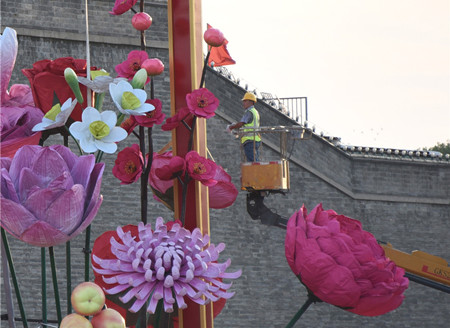  北京：天安门广场巨型花篮开始插花布置