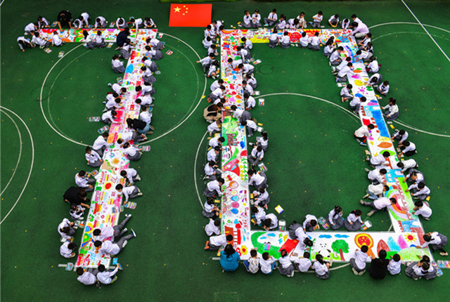 江苏扬州：百名小朋友绘长卷为祖国母亲庆生日